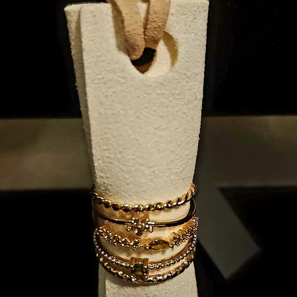 Elegant Gold-Tone Women's Ring Set - Picture 1 of 7